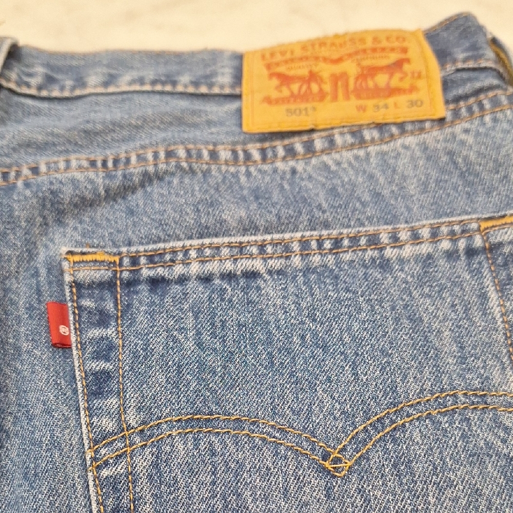 Levi's 501 Button Fly Blue Straight Leg Jeans Iconic Style 34 X 30 Medium‎ Wash - Picture 2 of 9